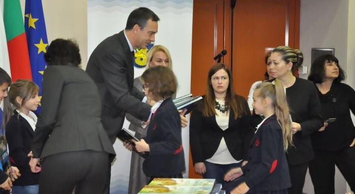 Димитър Николов награждава успешните ученици на Бургас